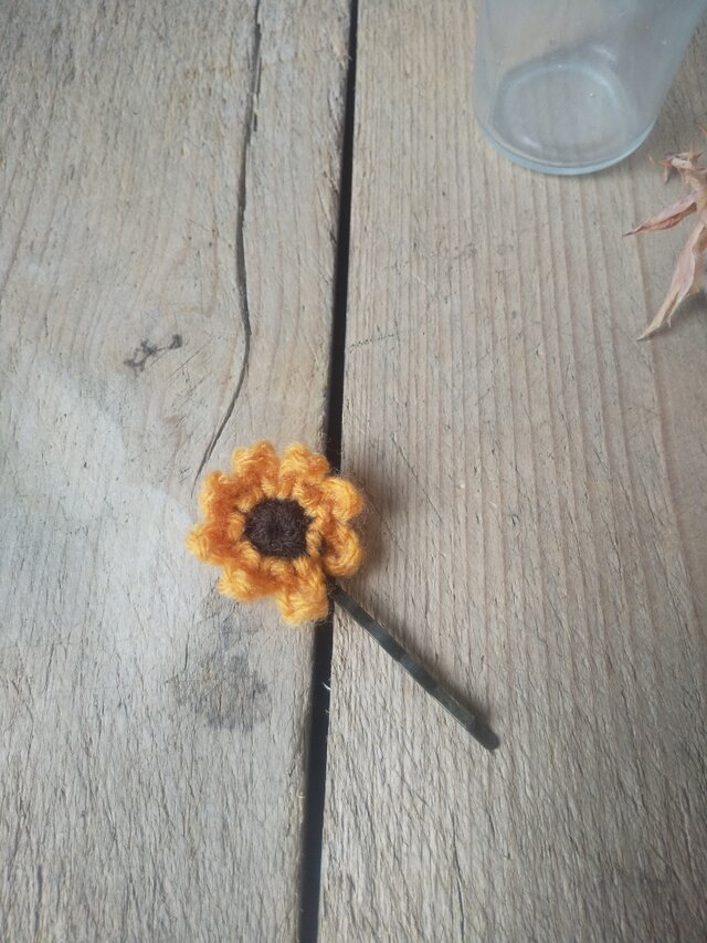 小花のふわふわヘアピン