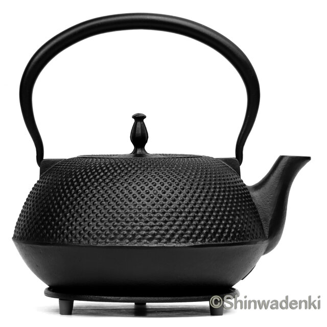 南部鉄器 鉄瓶 平形アラレ1.5L 日本製 直火・IH対応 | iichi 日々の