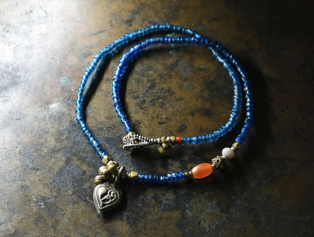 2種類のインドビーズとアフガンメタル、民族鈴、シャン族カーネリアン