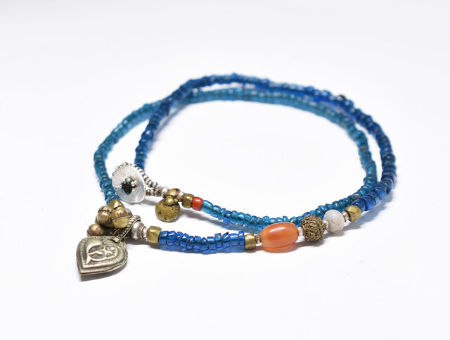 2種類のインドビーズとアフガンメタル、民族鈴、シャン族カーネリアン