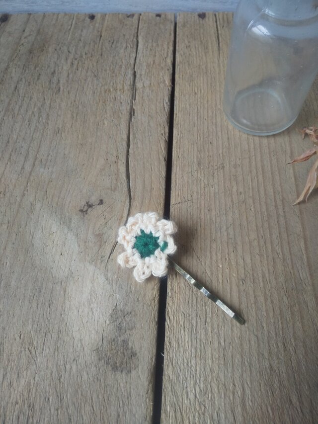 小花のふわふわヘアピン