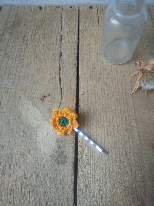 小花のふわふわヘアピン