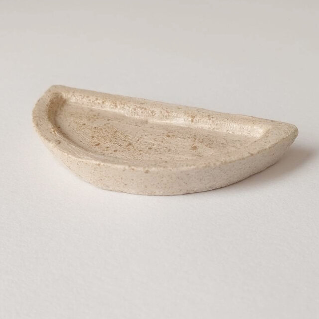 ハムスターの餌入れ ふちの浅い陶器のお皿（半月型豆皿）