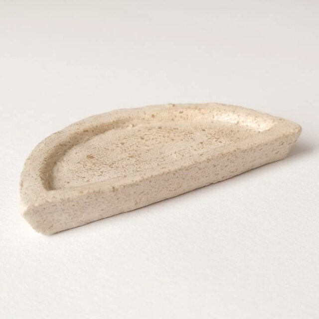 ハムスターの餌入れ ふちの浅い陶器のお皿（半月型豆皿） | iichi 日々