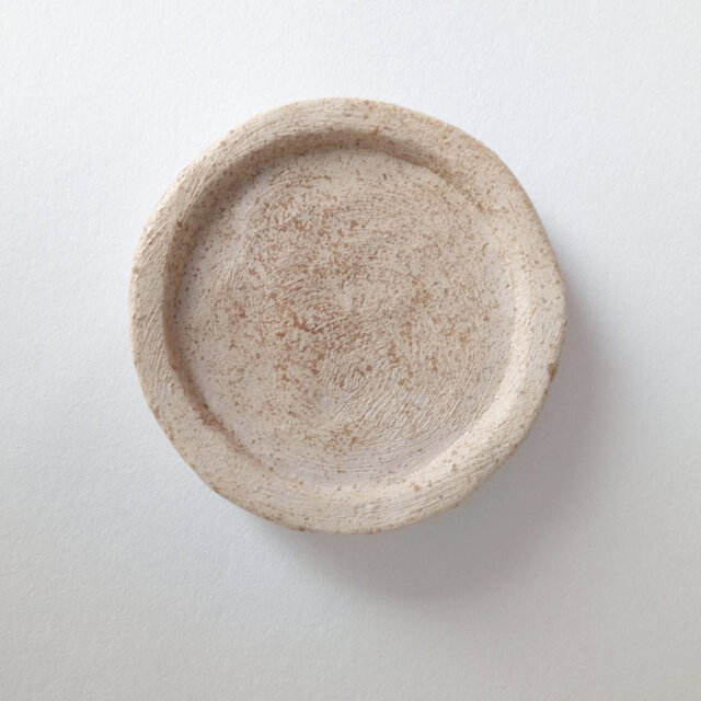 ハムスターの餌入れ ふちの浅い陶器のお皿（丸型豆皿） | iichi 日々の