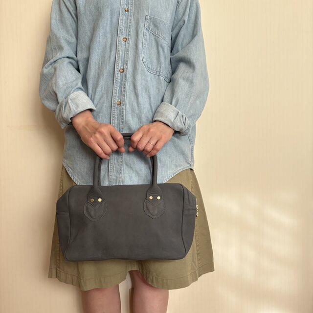 秋のニュアンス。本革 ノベリストバッグ／グレー｜やわらかく上質な手触りのヴィンテージトーン