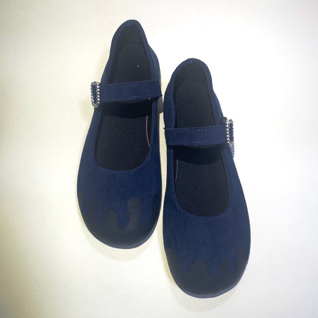 ドリップデザインのストラップ付き軽量フラットパンプス (ネイビー/ブラック x ブラックetc) メリージェーンシューズ