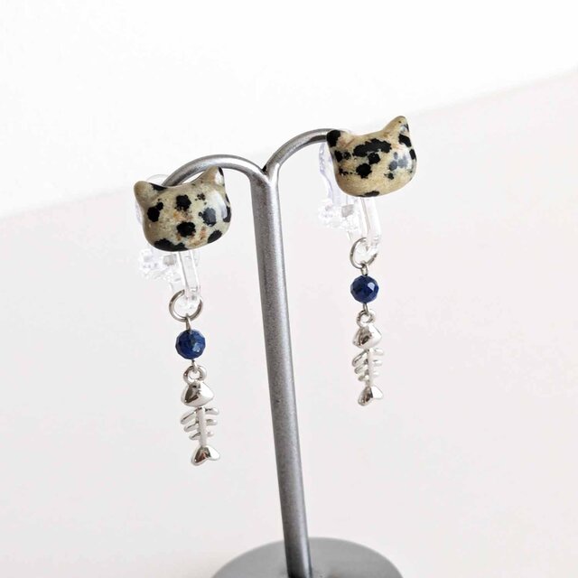 樹脂イヤリング[Dalmatian jasper cat/Silver]樹脂クリップ金具 アレルギー対応 ラピスラズリ