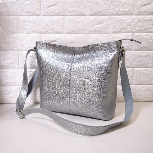 ★ハンドメイド★日本製★ソフト・本革★斜め掛けショルダーバッグ★シルバー色★Ａ４クリアファイル★