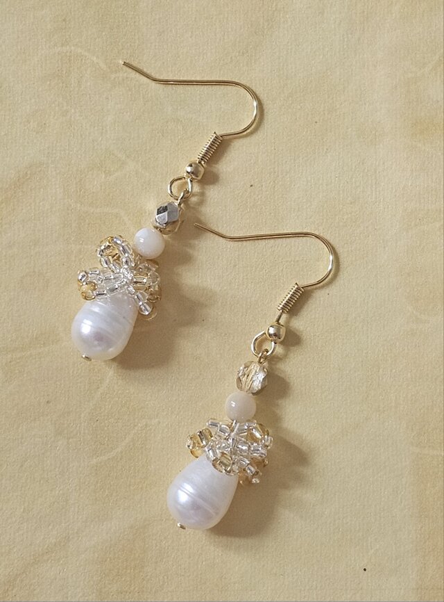 月の雫 - 淡水パールと天然石のピアス