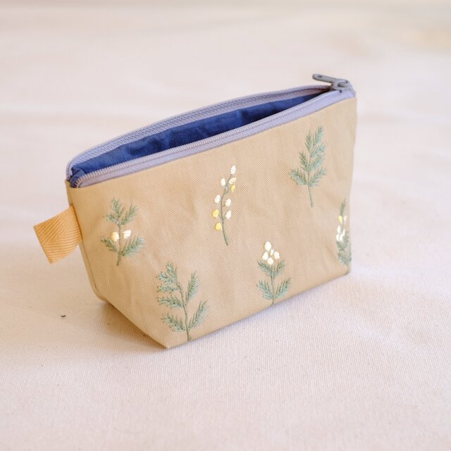 横振り刺繍のミモザポーチ/ベージュ