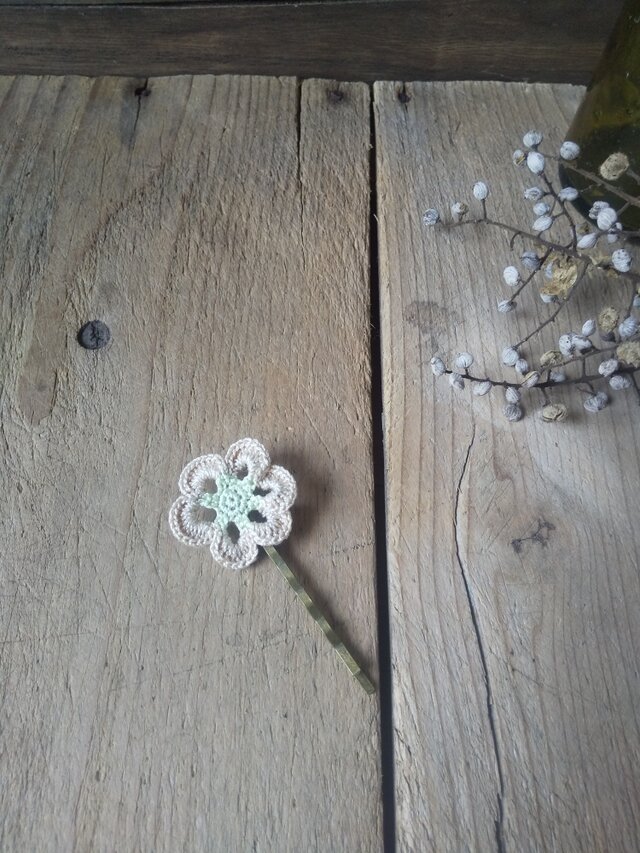 レース編みのお花のヘアピン