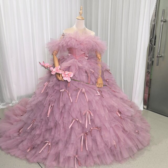 カラードレス ピンク オフショルダー プリンセスライン リボン 柔らかく重ねたチュールスカート 可愛い 抜群のおしゃれ見え