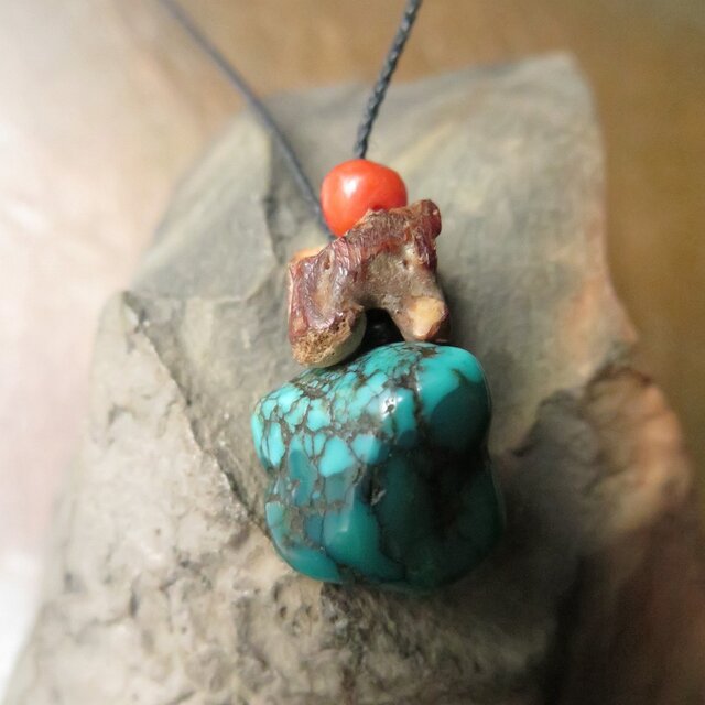 アンティーク　緒　チベタンターコイズ　＆　蛇骨　＆　珊瑚　＋　木の実　ネックレス　百世 momotose（東）