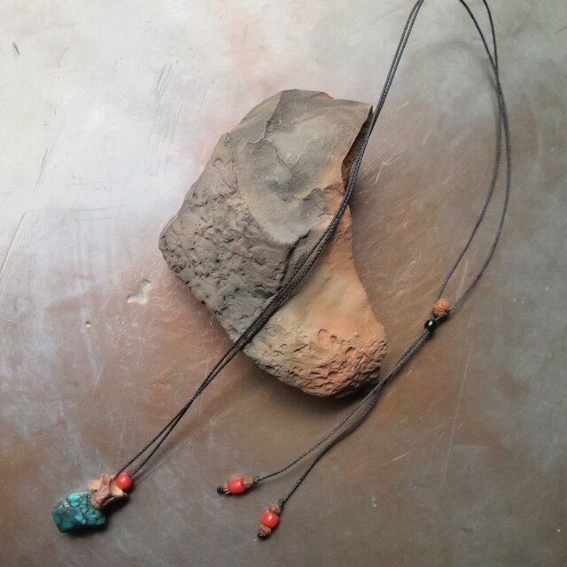 アンティーク 緒 チベタンターコイズ ＆ 蛇骨 ＆ 珊瑚 ＋ 木の実