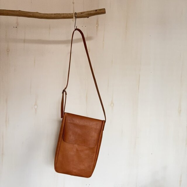 秋色の柔らかさ。本革 マップバッグ／アプリコット｜やわらかな光をまとうナチュラルレザー