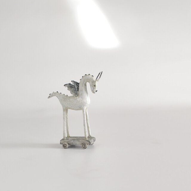 白い竜（おもちゃの木馬風） - 塑像 -