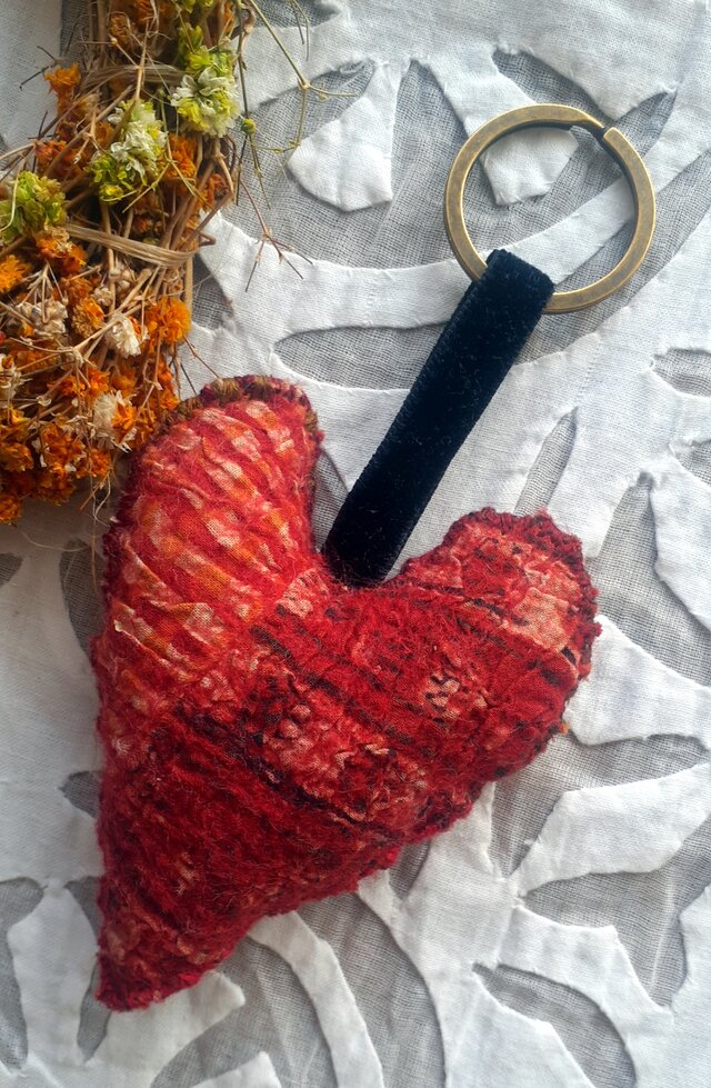 布フェルトハートのチャーム　赤色  草木染め〈布フェルト キーホルダー ハート インド綿 ブロックプリント 〉
