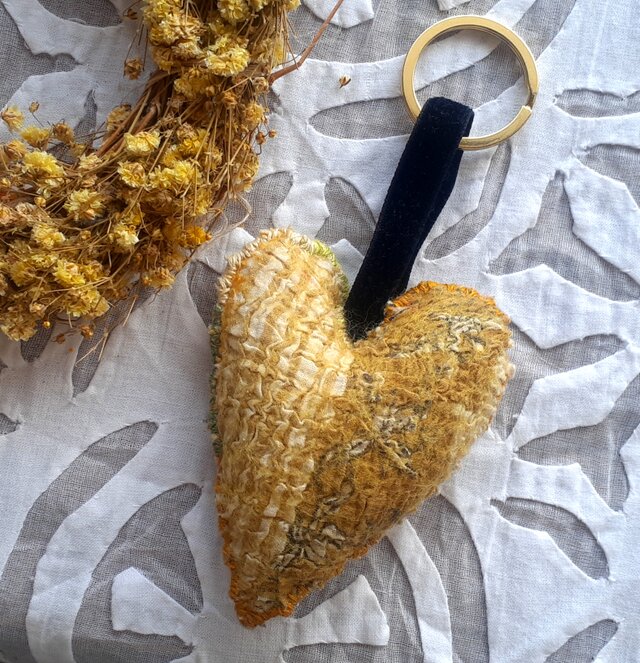 布フェルトハートのチャーム　黄色  草木染め〈布フェルト キーホルダー ハート インド綿 ブロックプリント 〉