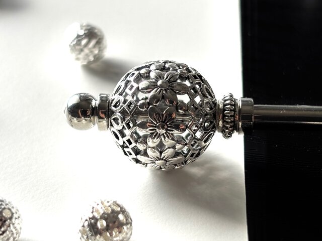 アンティーク シルバー　透かし彫り かんざし Import かんざし アジアンエスニック花柄の透かしボールビーズ シルバー 一本