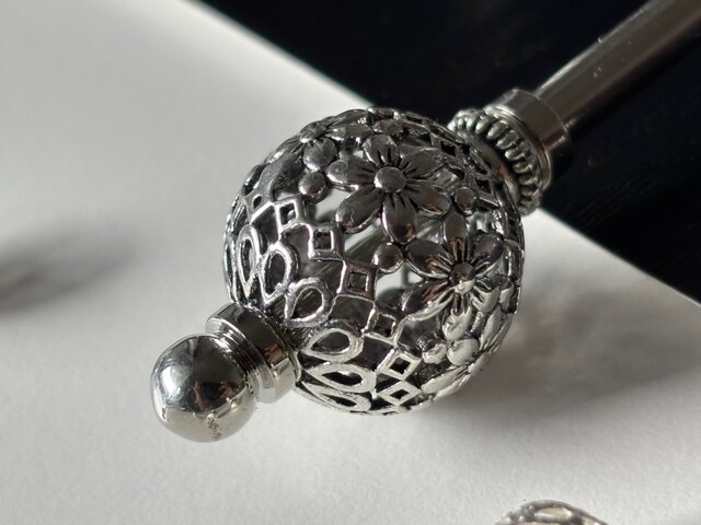 かんざし アジアンエスニック花柄の透かしボールビーズ シルバー 一本