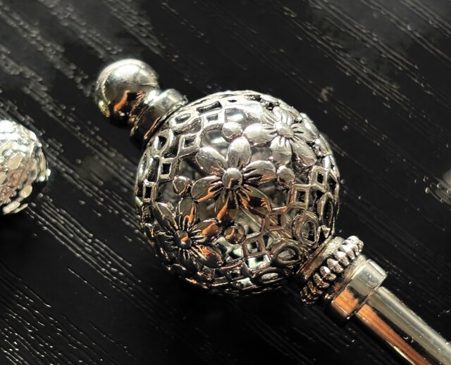 アンティーク シルバー　透かし彫り かんざし Import かんざし アジアンエスニック花柄の透かしボールビーズ シルバー 一本