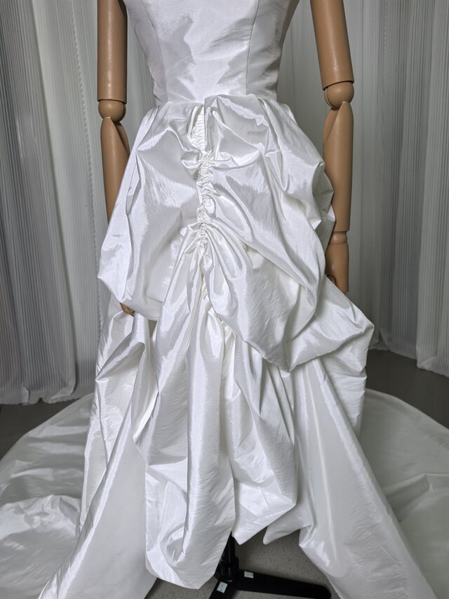 実例写真！ウェディングドレス ベアトップ シルクタフタ