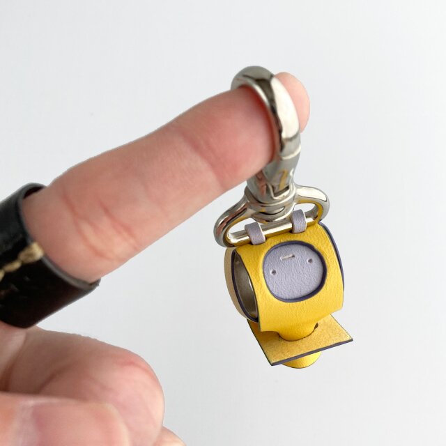 なんか頑張りたくなる革のバッグチャーム【hanger / はんがー】（イエロー×ネイビー×パープル）