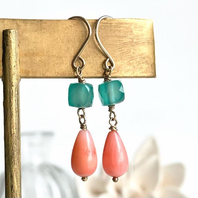 桃サンゴとグリーンオニキスのピアス【3月の誕生石】