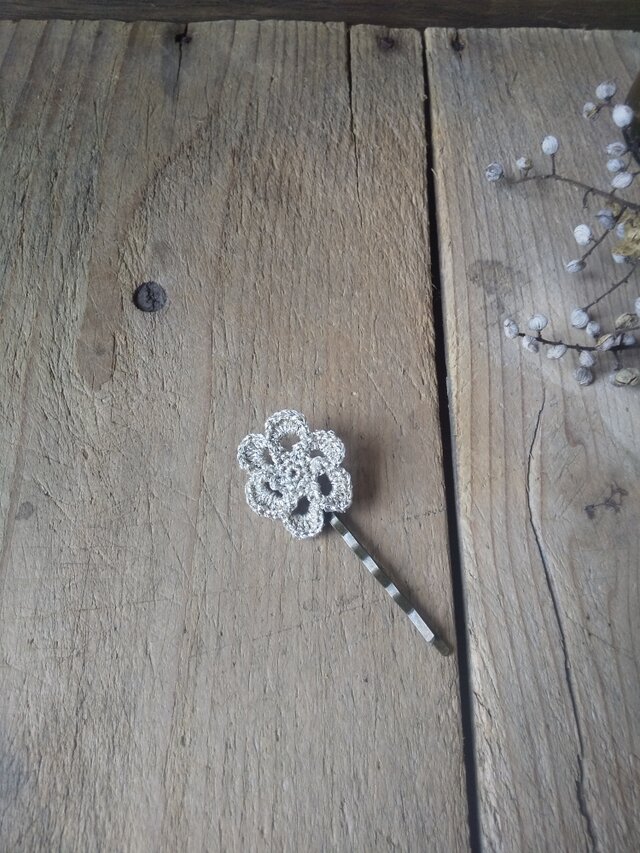 レース編みのお花のヘアピン