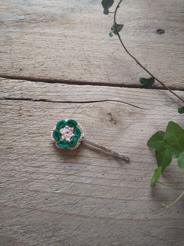 レース編みのお花のヘアピン