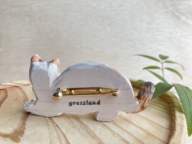 木彫り小町猫のブローチ | iichi 日々の暮らしを心地よくする