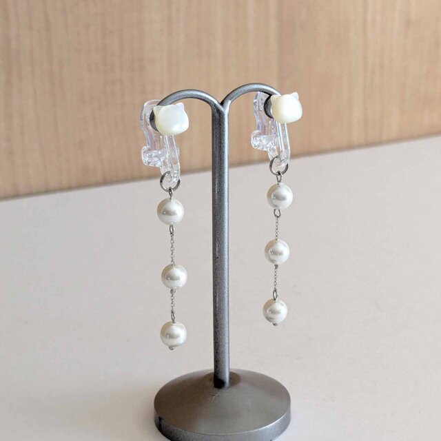 白蝶貝のネコと揺れる貝パールイヤリング ～ 樹脂クリップ金具 金属アレルギー対応 ～