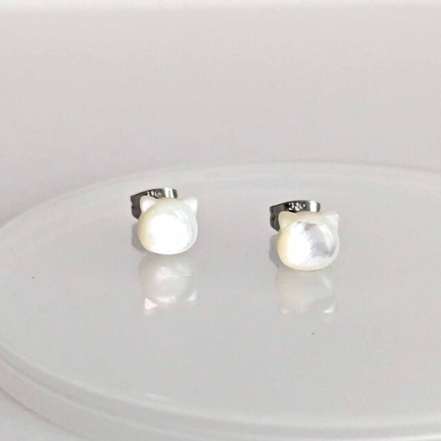 白蝶貝のネコのシンプル一粒ピアス ～ サージカルステンレス SUS316 金属アレルギー対応 ～