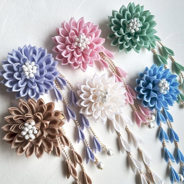 小さなダリアの髪飾り つまみ細工 水色 クリップ 《成人式、七五三、お