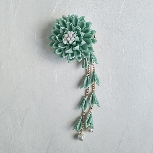 小さなダリアの髪飾り　つまみ細工　ミントグリーン　クリップ　《成人式、七五三、お宮参り、和装》
