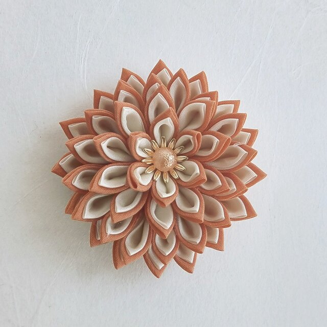 つまみ細工　ダリアの髪飾り　オレンジ×クリームホワイト　《成人式、七五三、卒業式、入学式、和装》