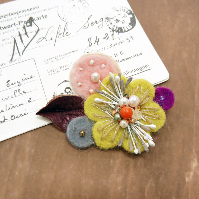 フェルトの花ブローチ(イエロー）