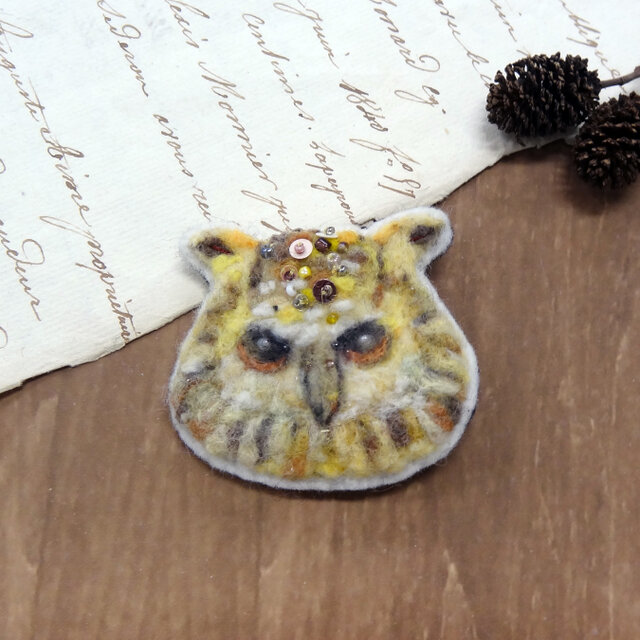 ミミズクのフェルトブローチ