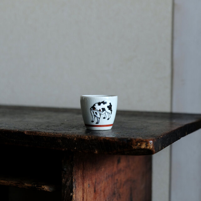 静止する牛（丑）◆九谷焼　色絵金彩猪口　昭和レトロ　干支　酒器　コレクション　古民家　古道具　i2