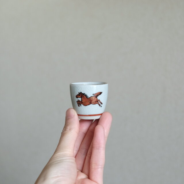 金の花文様のある馬（午）◇九谷焼 色絵金彩猪口 昭和レトロ