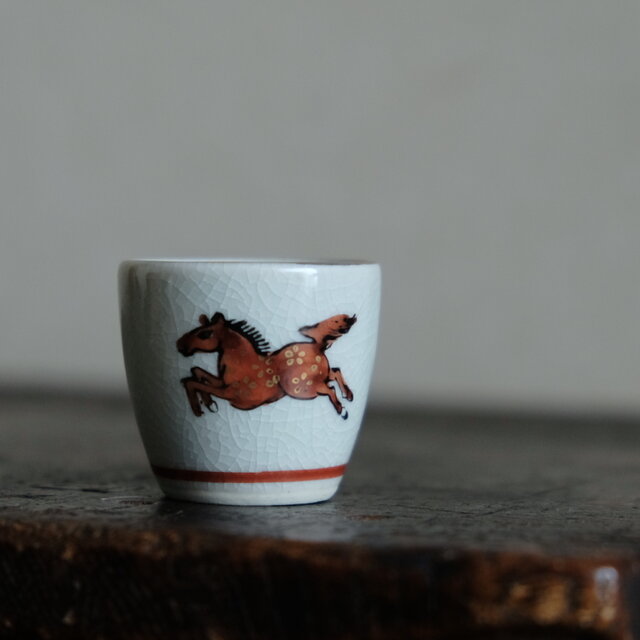金の花文様のある馬（午）◇九谷焼 色絵金彩猪口 昭和レトロ 干支 酒器