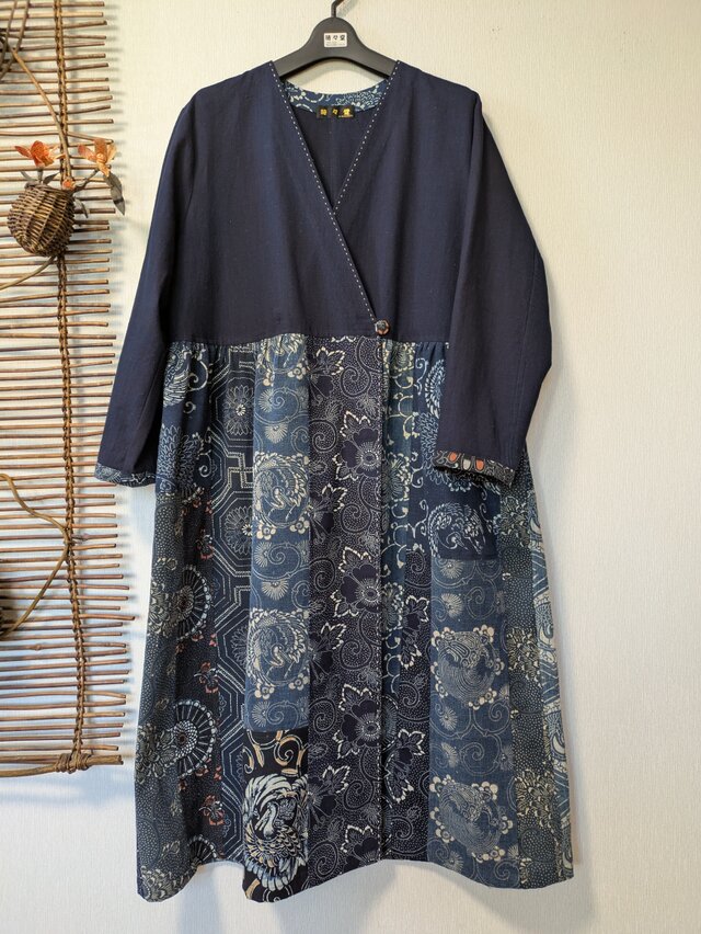 古布リメイク　型染＋藍染のカシュクール（コート）ワンピース　着物リメイク　型染　藍染　ゆったりサイズ