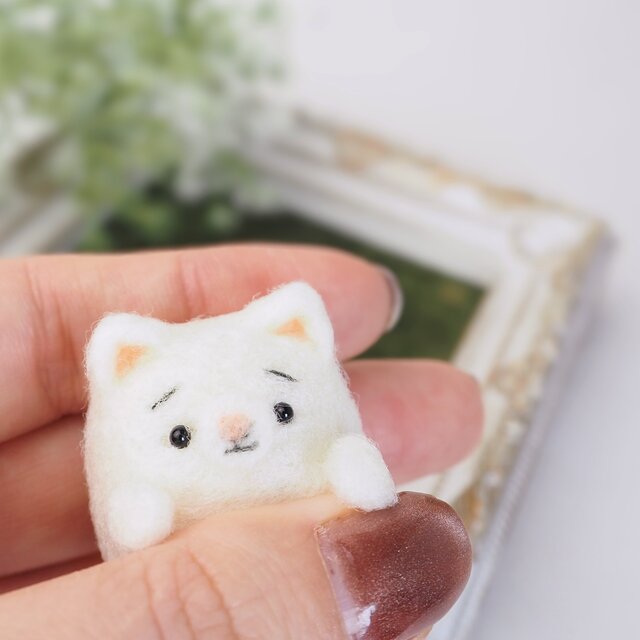 【受注製作】まゆねこの赤ちゃん単色(白ねこ・黒ねこ・ロシアンブルー)　-薄目orぱっちりおめめ- 羊毛フェルト