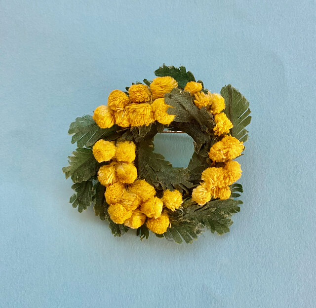 ミモザのリース型コサージュ | iichi 日々の暮らしを心地よくする