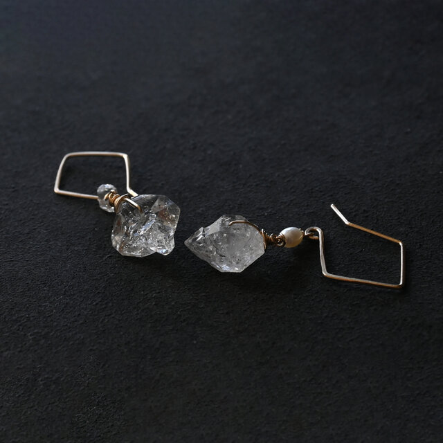 ダブルポイントクリスタルのスクウェアフックピアス