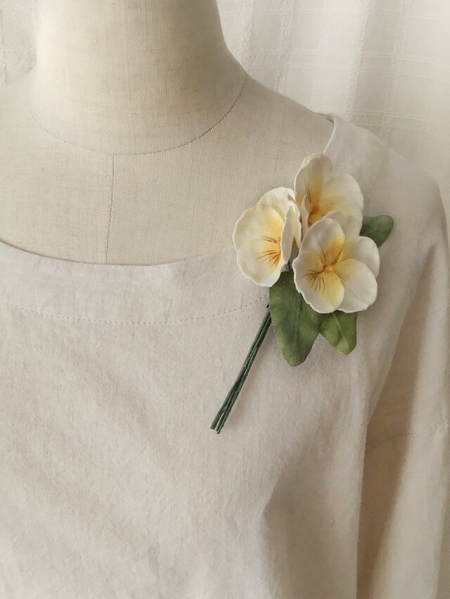 〈染め花〉パンジーの3輪コサージュ(オフホワイト)