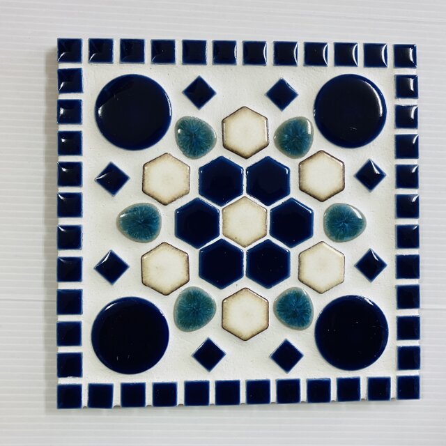 タイルの鍋敷(正方形) 幾何学模様風　ネイビー②