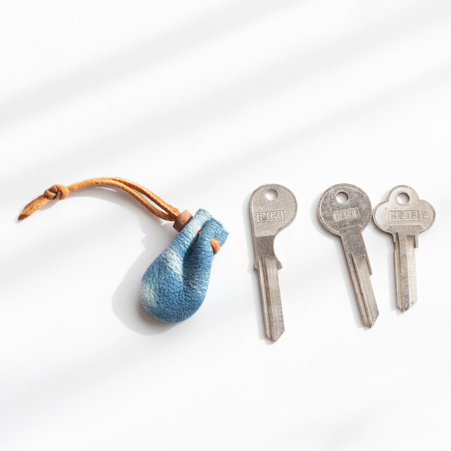 豆巾着　鹿革　藍染め　2204222