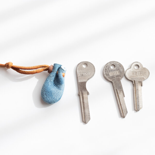 豆巾着　鹿革　藍染め　2204223